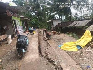 Senin, 30 Juni 2025. TERJADI JALAN AMBLAS DESA SALAMWATES KEC. DONGKO