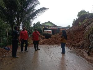 Sabtu, 28 Juni 2025, BPBD Trenggalek mengerahkan tim untuk menangani tanah longsor yang terjadi di Desa Siki, Kecamatan Dongko