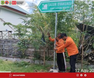 Selasa, 12 Agustus 2025. BPBD kab. Trenggalek melakukan pemasangan rambu peringatan bencana banjir di ds. Sambirejo Kec. Trenggalek.