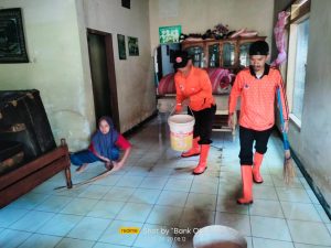 Rabu, 20 Agustus 2025 BPBD Kabupaten Trenggalek melaksanakan pembersihan material banjir di RT. 12, RT. 18 dan RT. 23 Desa Ngares Kecamatan Trenggalek