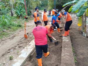 Jumat, 22 Agustus 2025 BPBD Kabupaten Trenggalek melaksanakan pembersihan material banjir di RT.23 RW. 06 Dsn. Temon Ds. Ngares Kec. Trenggalek