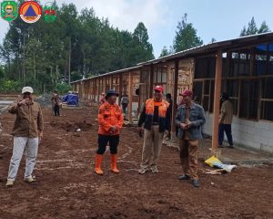 Senin, 29 September 2025. BPBD Kabupaten Trenggalek melaksanakan kegiatan pemantauan perkembangan pembangunan tempat relokasi di Desa Ngrandu Kecamatan Suruh
