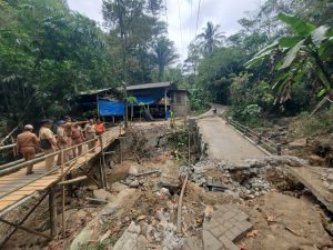 Senin, 8 September 2025. BPBD Trenggalek bersama Dinas PUPR Kabupaten Trenggalek meninjau lokasi Jembatan Kakung yang mengalami ambles di Dusun Pesu RT 50 RW 16 Desa Karangrejo Kecamatan Kampak