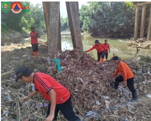 BPBD Kabupaten Trenggalek melaksanakan kegiatan pembersihan Sungai Ngasinan yang dipimpin langsung oleh Kalaksa BPBD