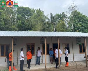 Rabu, 22 Oktober 2025. Kepala Pelaksana BPBD Kabupaten Trenggalek, Stefanus Triadi Atmono, M.Si, melaksanakan peninjauan lapangan terhadap progres pekerjaan hunian sementara (huntara) di Desa Ngrandu, Dusun Depok, Kecamatan Suruh, yang kini telah mencapai 100 persen penyelesaian.