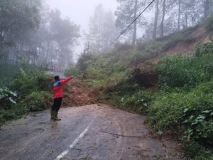 Rabu, 22 Oktober 2025. telah terjadi tanah longsor di Jl. Raya Trenggalek – Tulungagung RT. 25 RW. 09 Dsn. Tumpak Dolo Desa Depok Kec. Bendungan