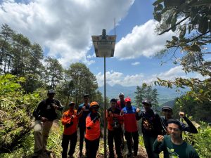 Sabtu, 18 Oktober, BPBD Kabupaten Trenggalek melaksanakan kegiatan pemasangan EWS untuk deteksi dini hujan dan potensi tanah longsor di Desa Timahan Kecamatan Kampak