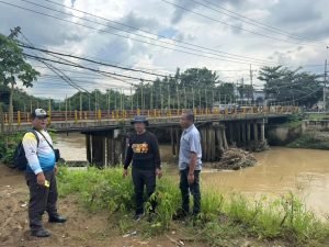 Jum’at, 21 November 2025, BPBD Kabupaten Trenggalek bekerja sama dengan Perusahaan Umum Jasa Tirta I, secara proaktif melaksanakan kegiatan identifikasi dan pembersihan jembatan