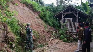 Kamis, 20 November 2025. TERJADI BENCANA LONGSOR DSN. JIRAK DS. WONOKERTO KEC. SURUH KAB. TRENGGALEK