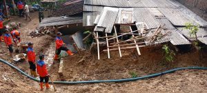 Jumat, 7 Nopember 2025. Pembersihan Material Longsor Trenggalek Pasca Bencana Tanah longsor di Desa Dawuhan Kecamatan Trenggalek