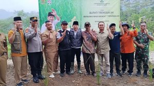 Selasa, 18 November 2025, Kalaksa BPBD Kabupaten Trenggalek turut serta dalam kegiatan Penanaman Rumput Vetiver bersama Bupati Trenggalek di Tebing Jurang Gandul, Desa Bendoroto, Kecamatan Munjungan