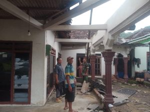 Kamis, 1 Januari 2026. Telah terjadi angin kencang di RT. 26 RW. 08 Desa Karangsoko Kec. Trenggalek