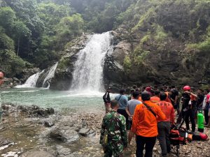 Sabtu, 2 Januari 2026. BPBD Kab. Trenggalek bersama instansi terkait melakukan pencarian korban tenggelem di Curug Manggir Kab. Trenggalek