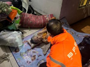 Sabtu, 03 Januari 2026. BPBD Kab. Trenggalek melakukan penanganan bencana banjir di wilayah Kelurahan Sumbergedong