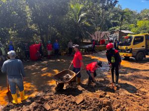 Jumat, tanggal 30 Januari 2025, BPBD Kab. Trenggalek dengan instansi terkait membersihkan sisa material banjir dan tanah longsor di sepanjang Jalan Raya Bandung-Prigi Desa Watulimo, Kecamatan Watulimo.