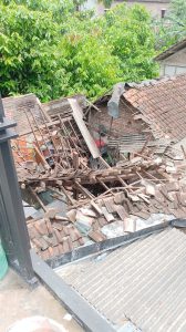Akibat gempa, dapur milik Bapak Maryani mengalami kerusakan dan pada hari Rabu, 28 Januari 2026.
