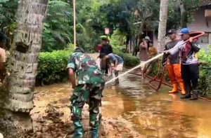 Sabtu, 21 Februari 2026. Sejumlah personel gabungan yang terdiri dari BPBD Trenggalek, TNI, Damkar, hingga perangkat desa setempat bahu-membahu melaksanakan aksi bersih-bersih pasca bencana banjir