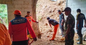 Jum’at, 27 Februari 2026. Terjadi bencana tanah longsor menimpa dinding rumah Bapak Eko Supeno di RT. 10 RW.05 Dsn. Banaran Desa Terbis.