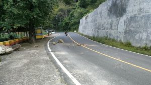 Senin, 2 Maret 2026. Terjadi beberapa batu lepas di KM16 Kecamatan Tugu, mohon masyarakat yang melintas berhati2