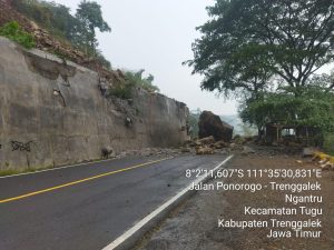Informasi awal : Selasa, 3 Maret 2026 Pkl. 17.30 WIB Jalan Nasional Trenggalek Ponorogo tepatnya di Km. 16 sementara tutup total