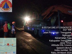 Rabu, 04 Maret 2026. Pukul 01.21 alat berat untuk membersihkan material batu longsor di KM16 tiba di lokasi